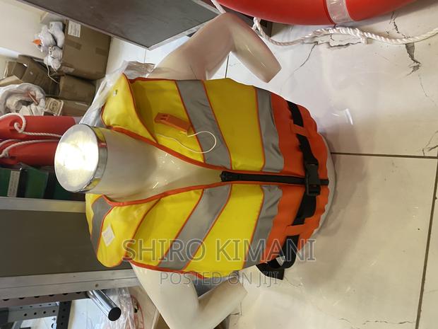 Quality Life Jacket With a Whistle - thumbnail 3