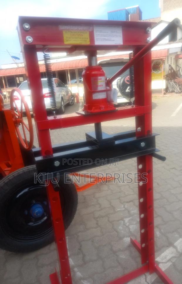 Hydraulic Press Machine - thumbnail 3