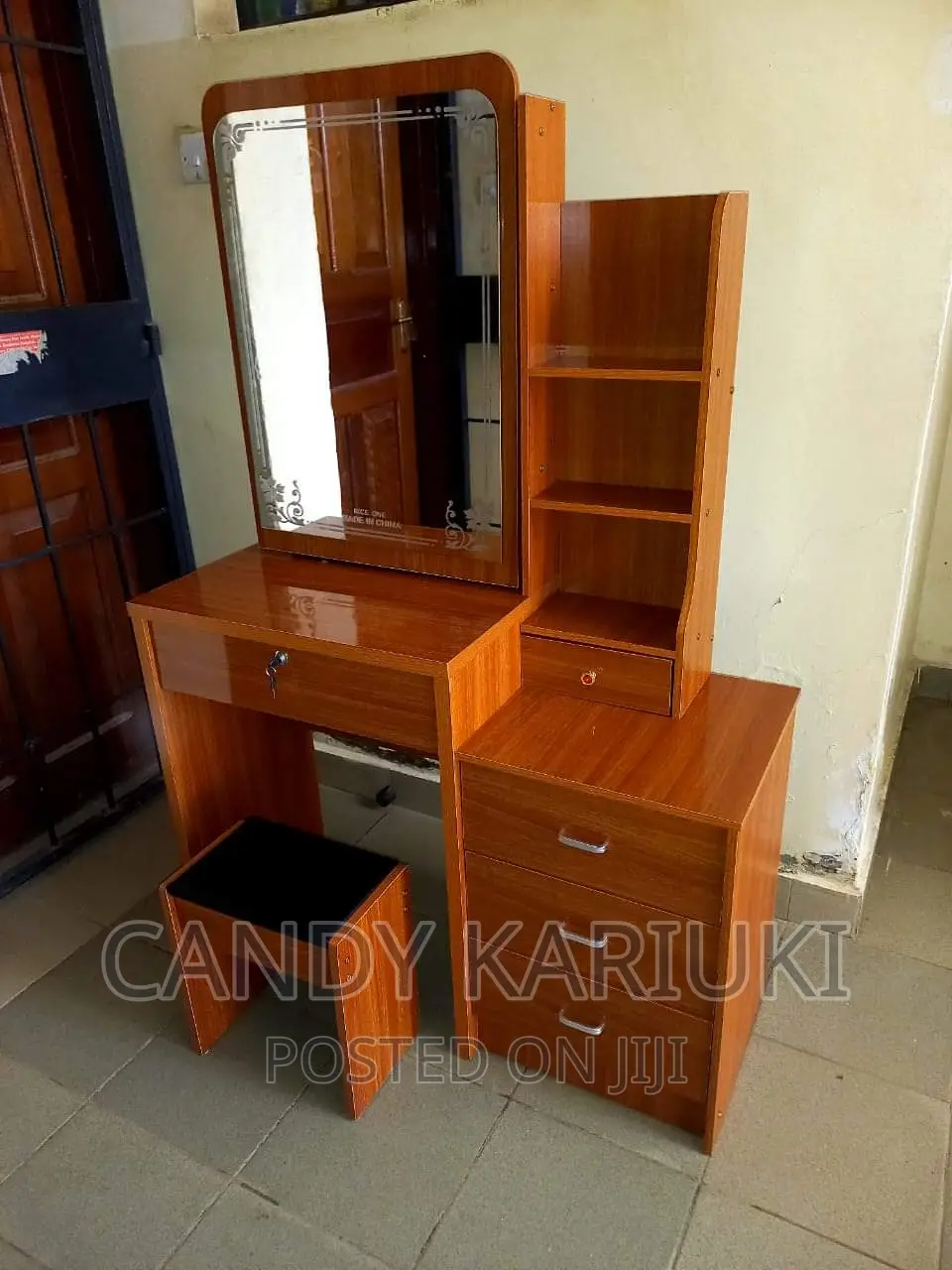 Beautiful Sliding Mirror Dresser