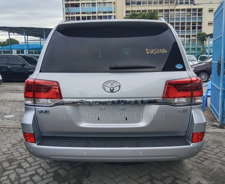 Toyota Land Cruiser 4.6 V8 ZX 2017 Gray
