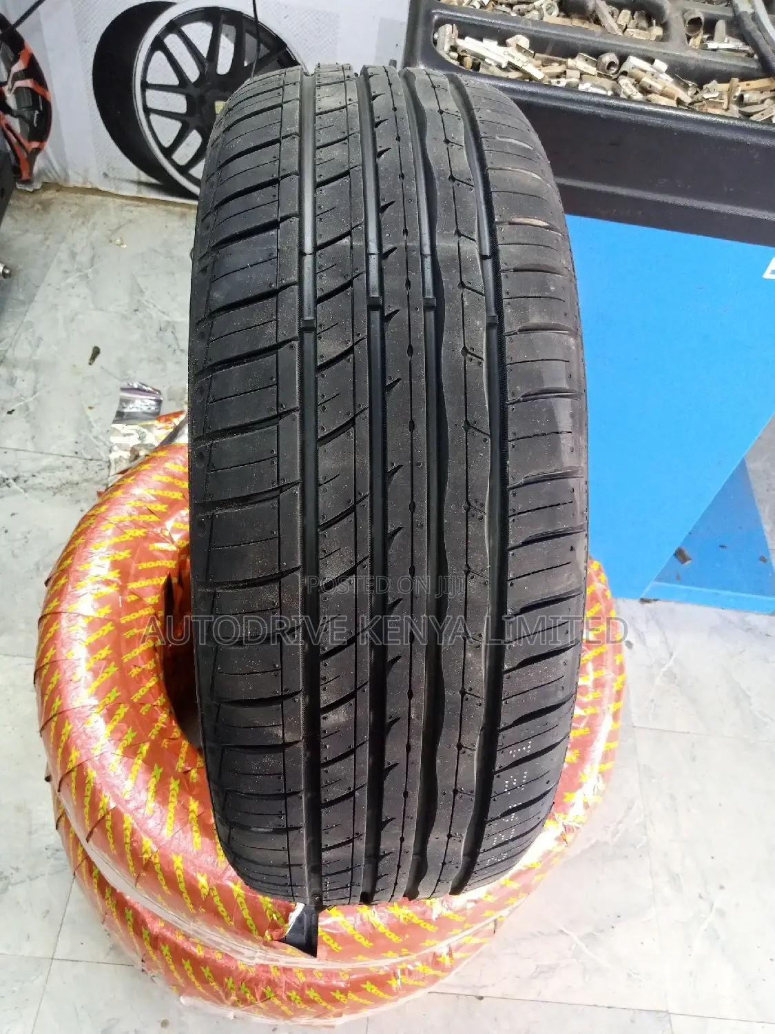 215/55r17 Roadx Tyre