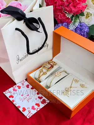White Flower Design Valentine's Ladies Gift Set