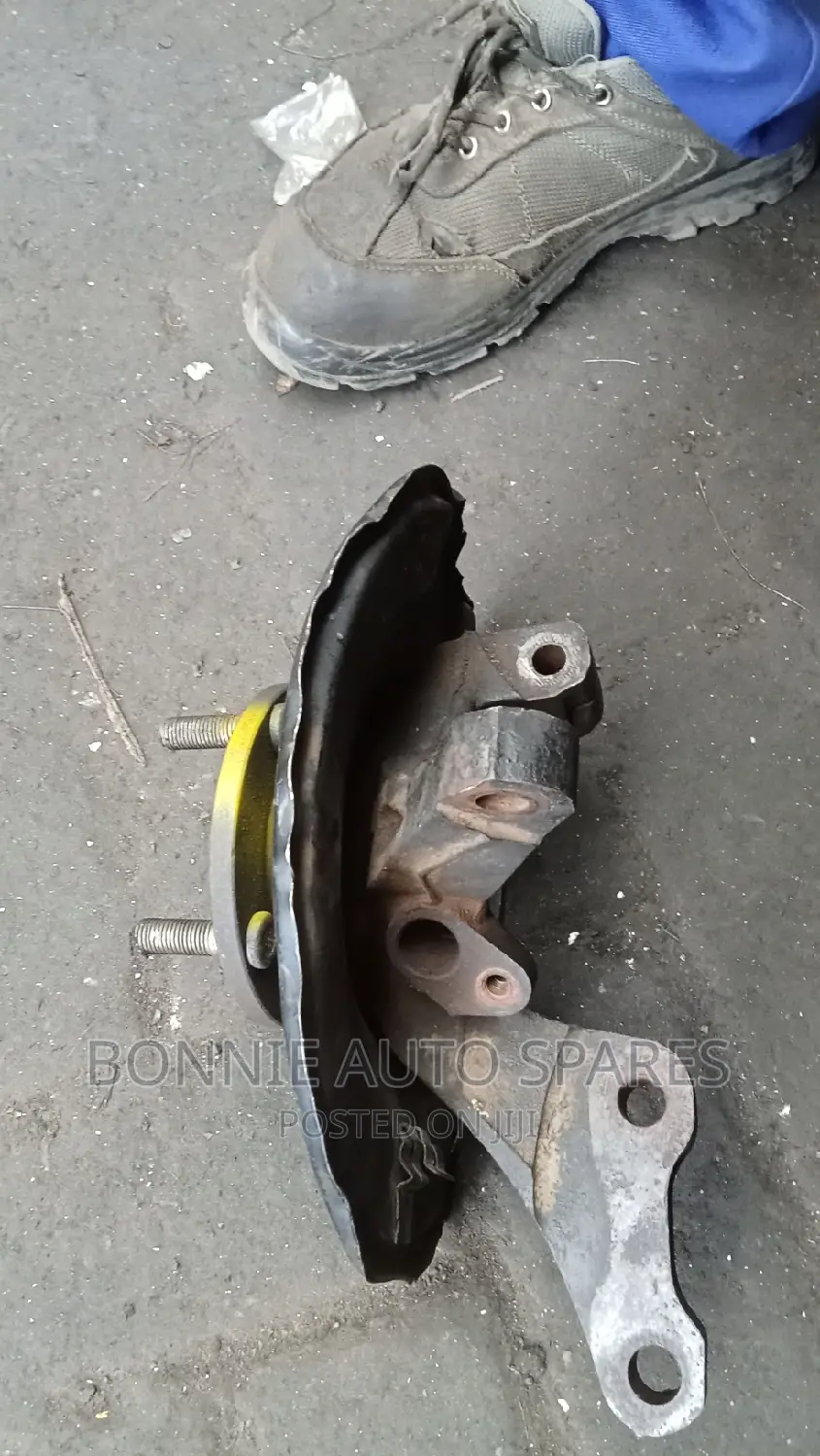 Mitsubishi Lancer CEDIA Front Hub