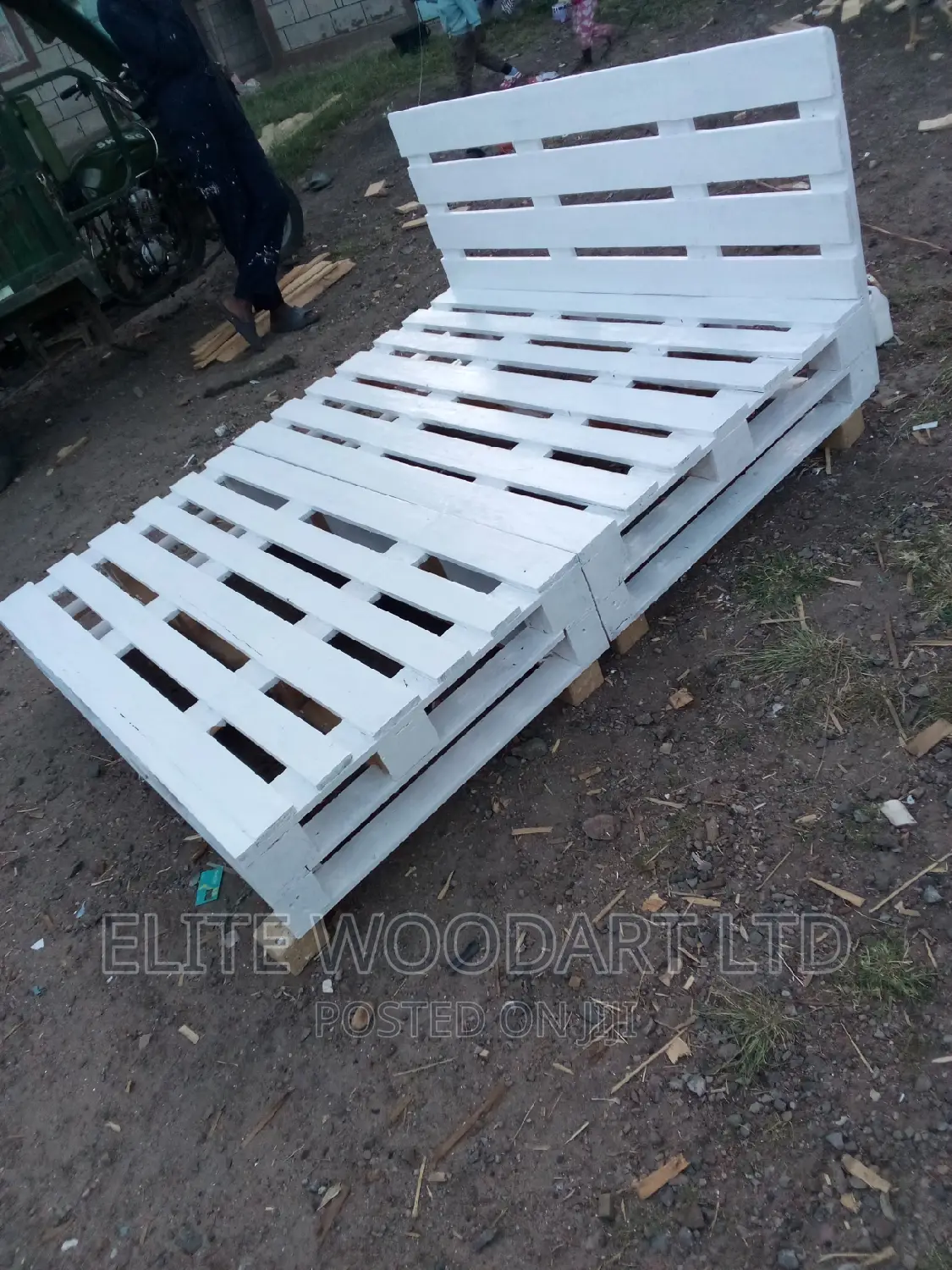 Queens Brilliant White 5x6 Detachable Pallet Bed