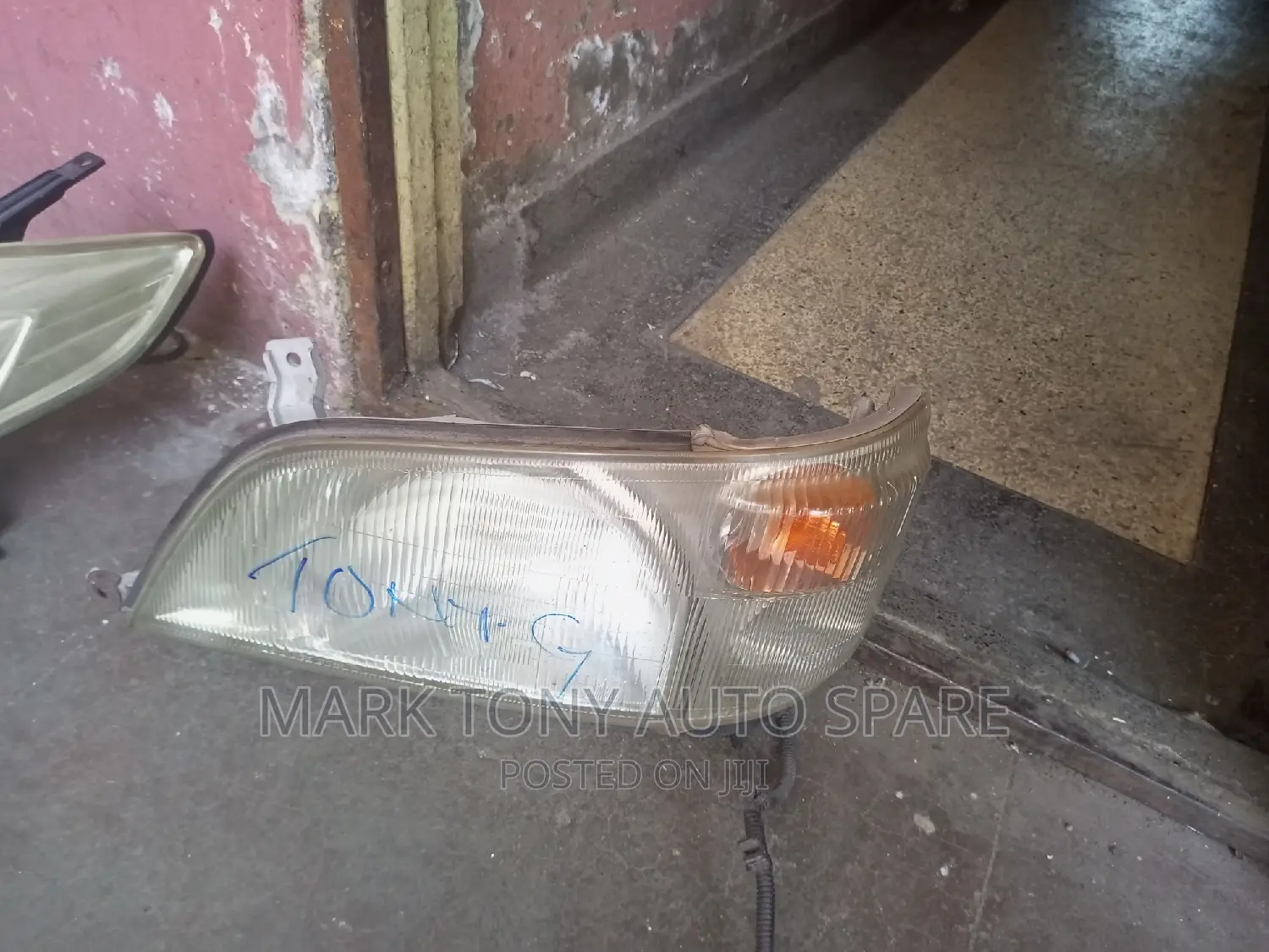 Toyota Dyna 2010 Head Light