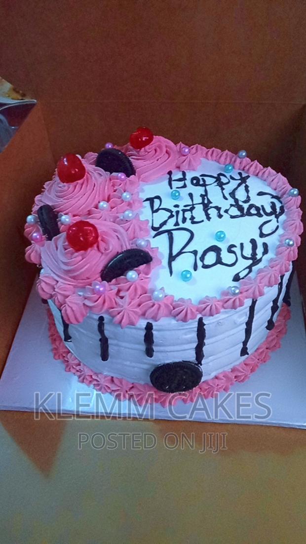 Vanilla/Strawberry Cake 1kg - thumbnail 3