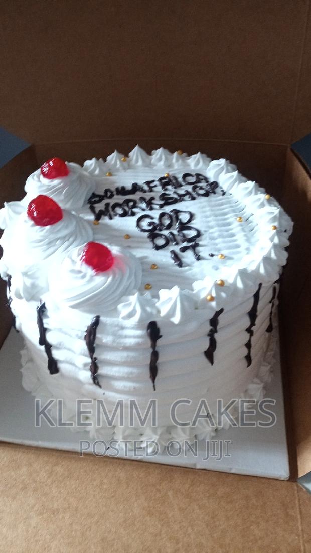 Vanilla/Strawberry Cake 1kg - thumbnail 4