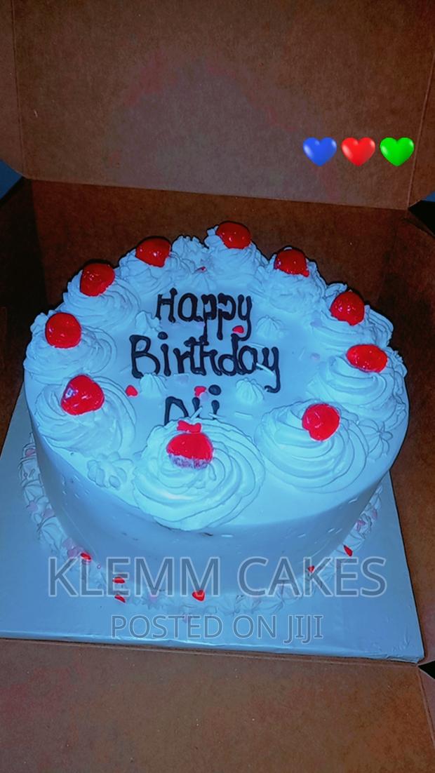 Vanilla/Strawberry Cake 1kg - main view