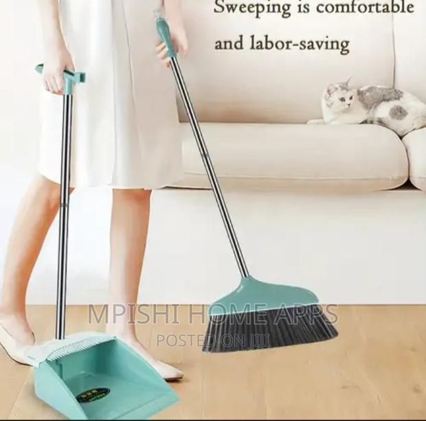 2 In 1 Flexible Broom And Dustpan - thumbnail 3