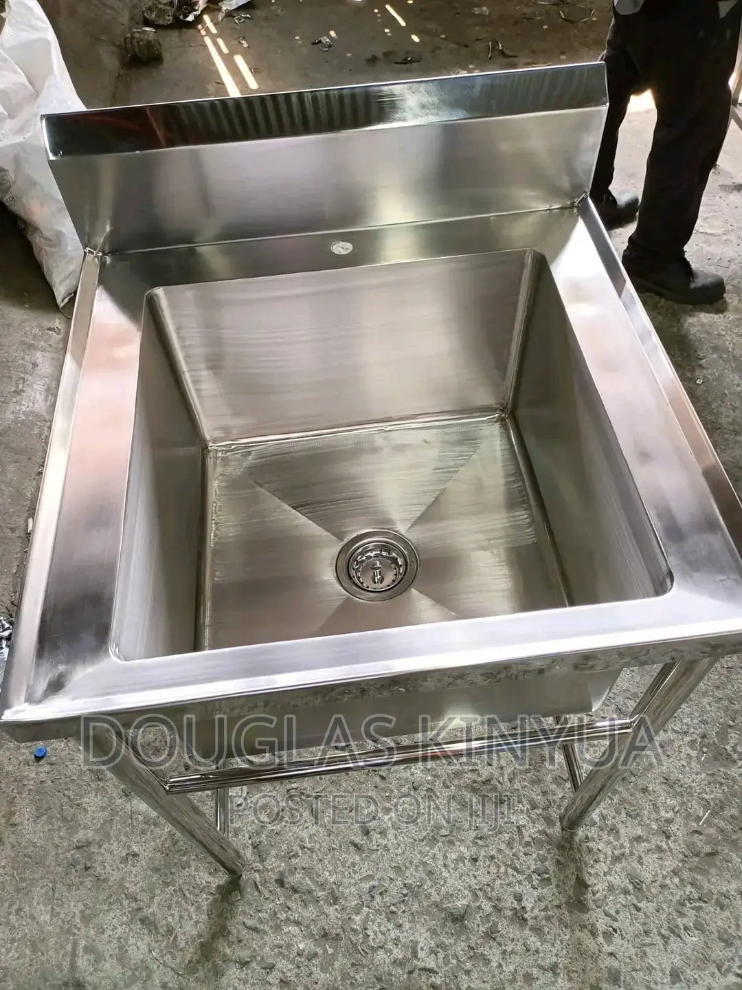 Washing Sink:Single Bowl Sink.