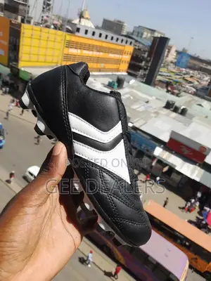 Kids Soccer Boots Size 33