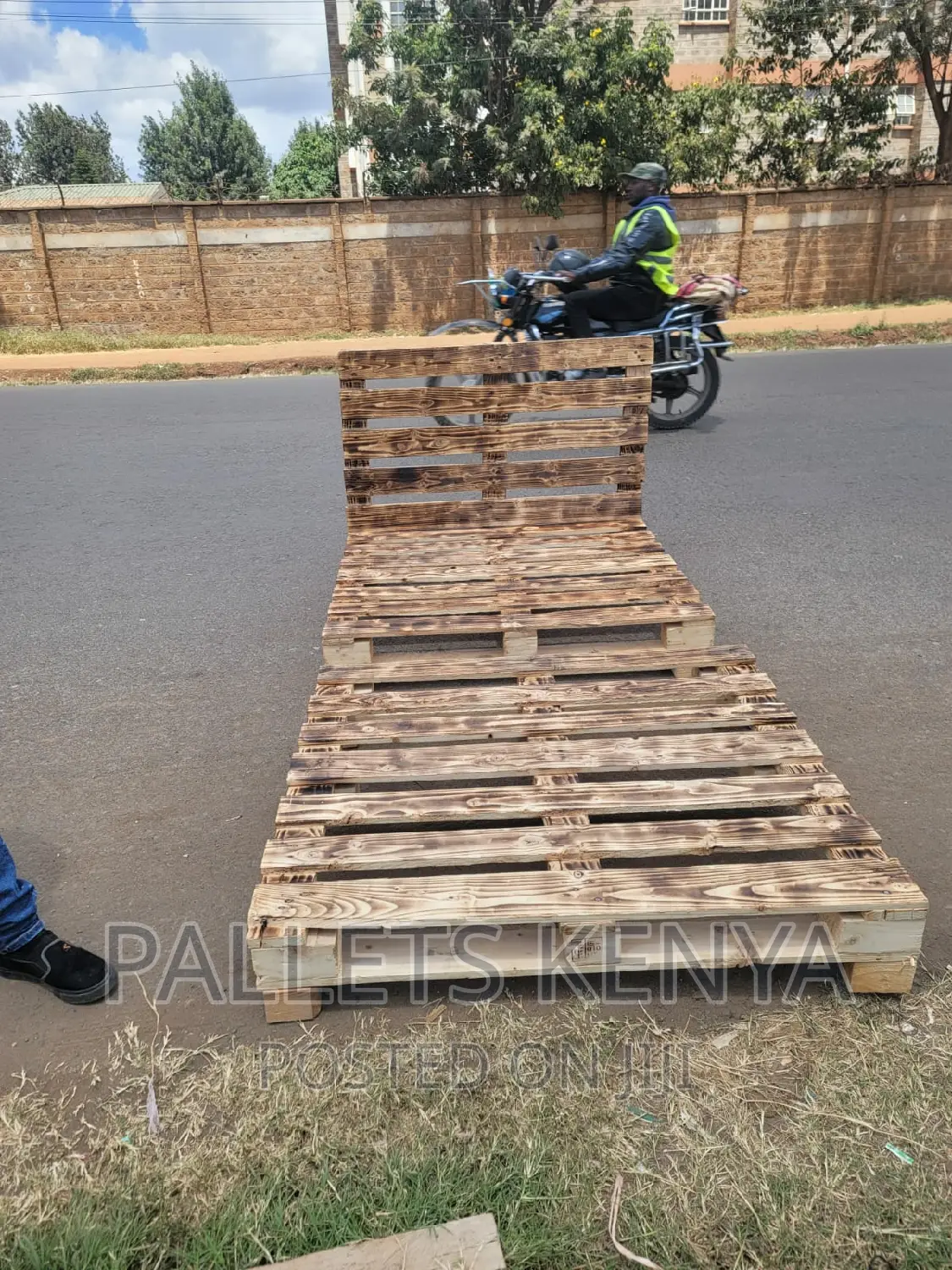 Pallet Bed- 4*6 Simple and Raised Pallet Bed. (FD03)