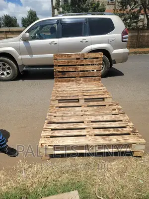 Pallet Bed- 4*6 Simple and Raised Pallet Bed. (FD,09 )
