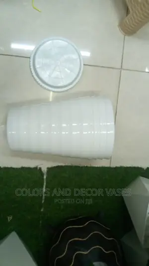 Plastic Vases With Underliner