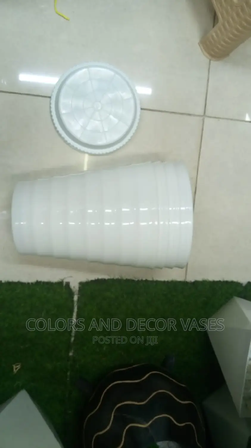 Plastic Vases With Underliner