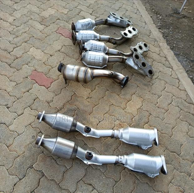 Complete Manifolds With Mufflers