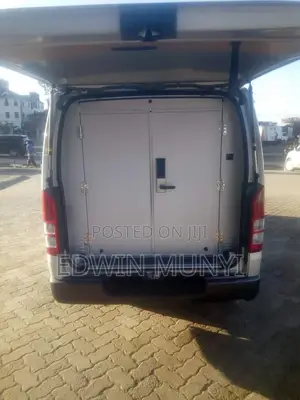 Toyota HiAce 2015 Silver