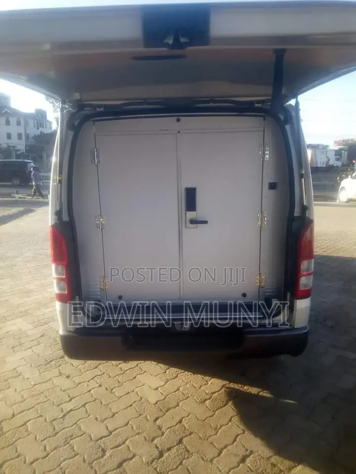 Toyota HiAce 2015 Silver