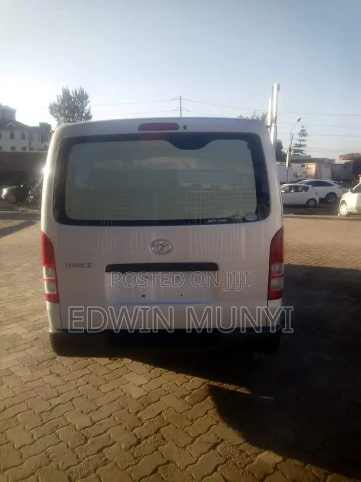 Toyota HiAce 2015 Silver