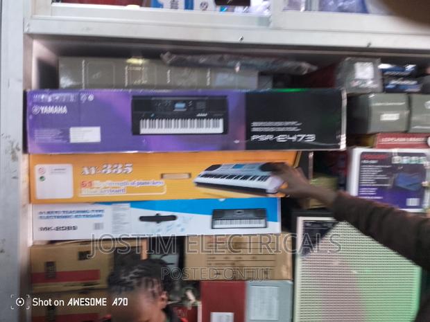 PSR- E273 Piano - main view