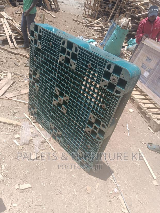 Commercial Strength Plastic Pallet - thumbnail 2