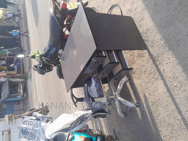 Office Chair and Table - main view