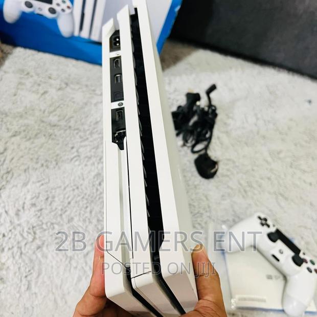 White Ps4 PRO - thumbnail 3