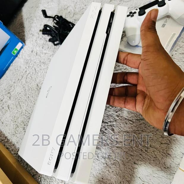 White Ps4 PRO - thumbnail 4