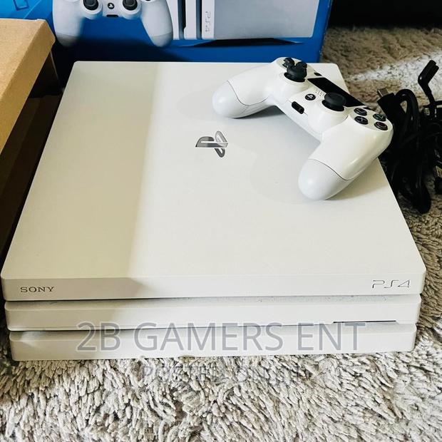 White Ps4 PRO - main view