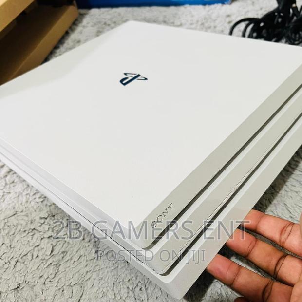 White Ps4 PRO - thumbnail 2