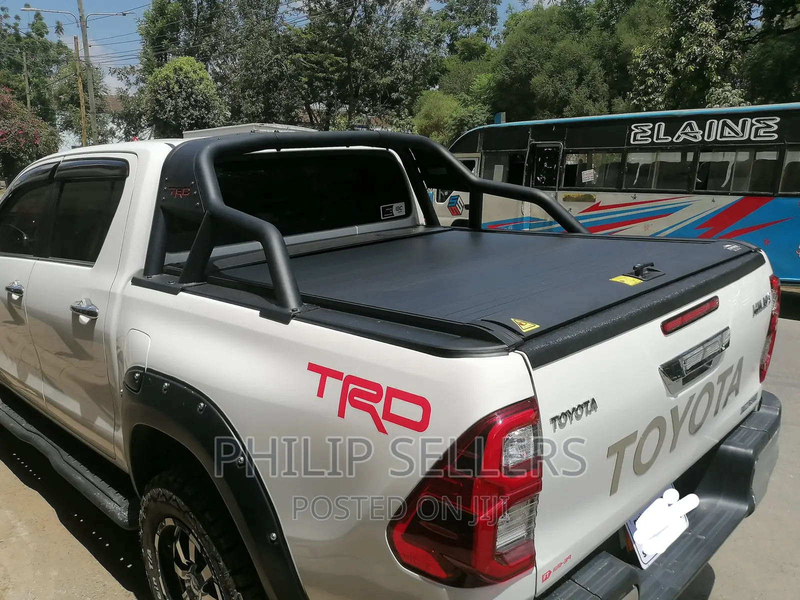 Aluminum Roller Shutter Lid Cover Installed on a Toyota Hilu