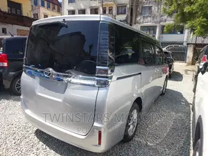 Toyota Voxy 2017 Silver