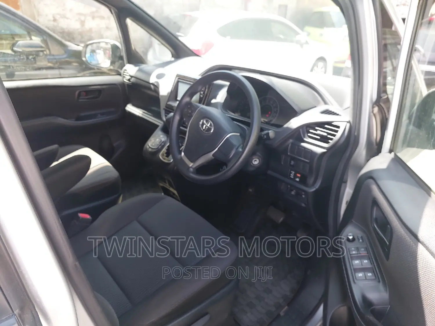 Toyota Voxy 2017 Silver