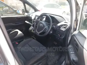 Toyota Voxy 2017 Silver