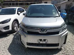 Toyota Voxy 2017 Silver