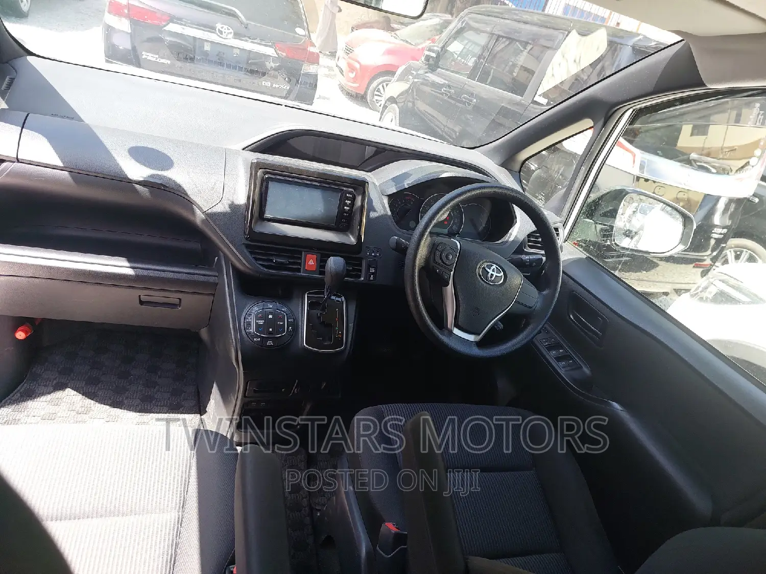 Toyota Voxy 2017 Silver
