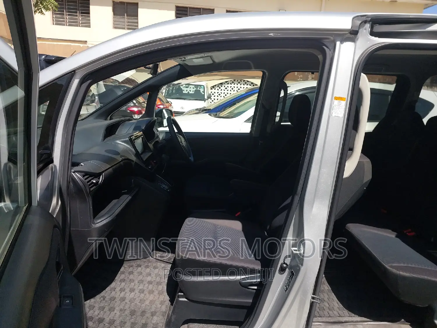 Toyota Voxy 2017 Silver
