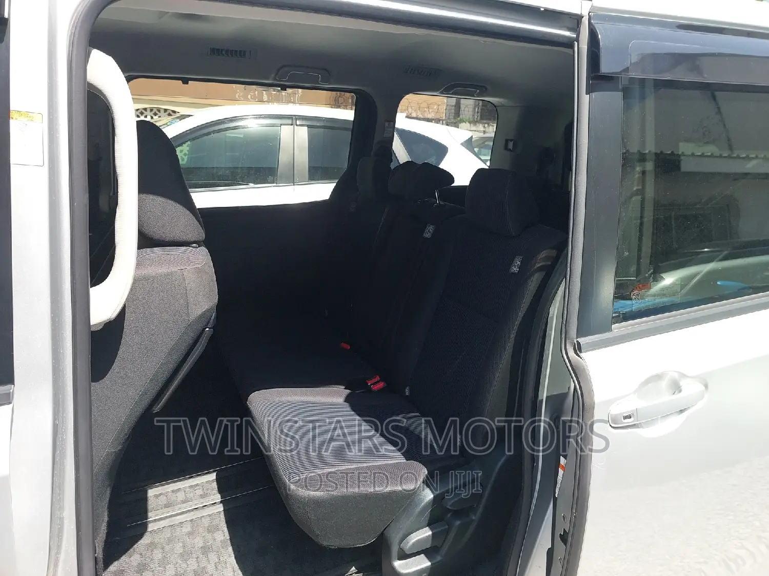 Toyota Voxy 2017 Silver