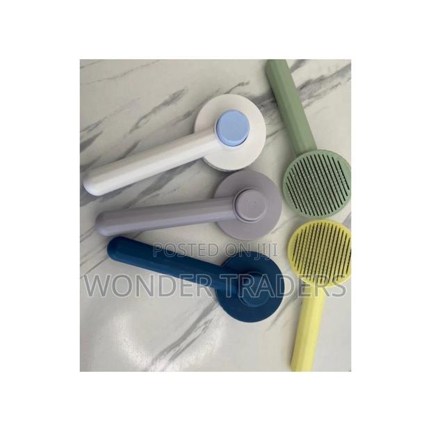 Self Cleaning Carpet Comb - main view