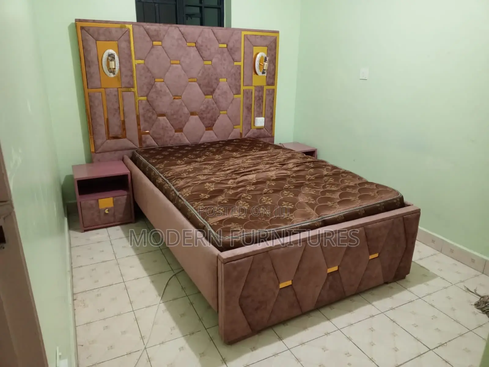 5/6 Bed With Side Tables