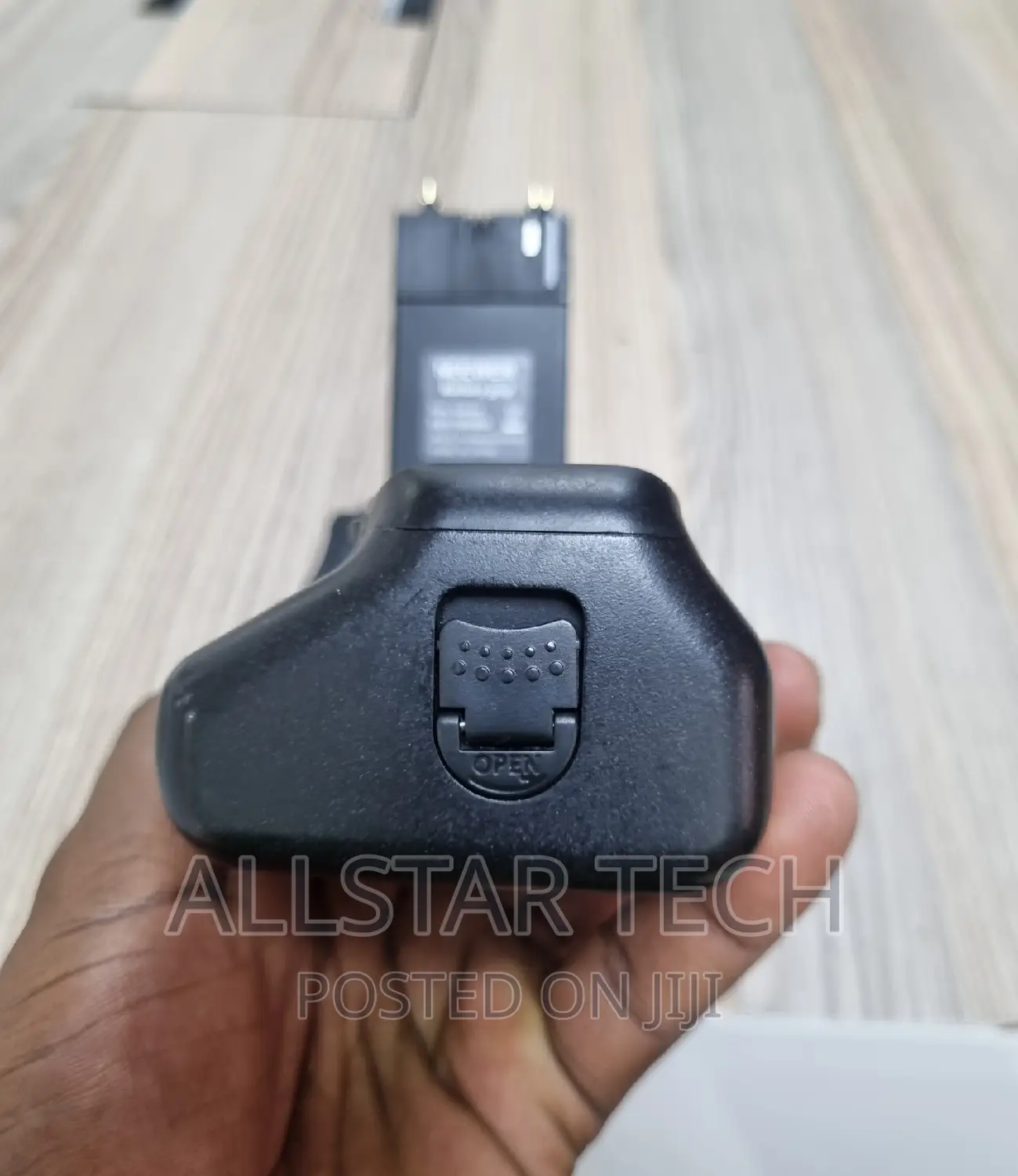 NEEWER BG-E14 Replacement Battery Grip for Canon EOS 70D 80D