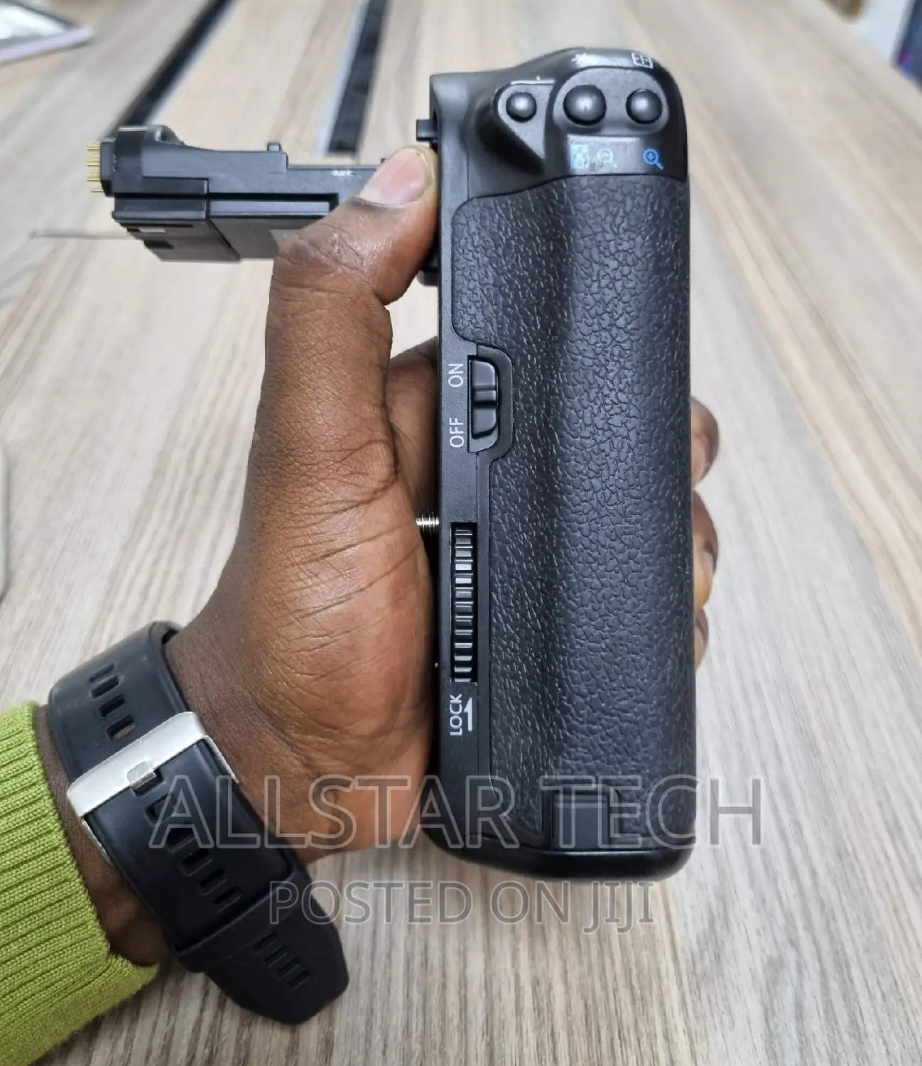 NEEWER BG-E14 Replacement Battery Grip for Canon EOS 70D 80D