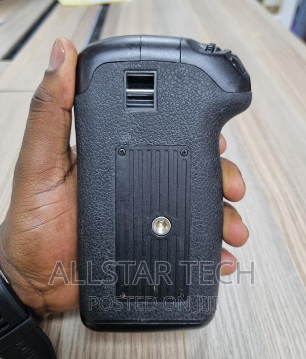 NEEWER BG-E14 Replacement Battery Grip for Canon EOS 70D 80D - thumbnail 9