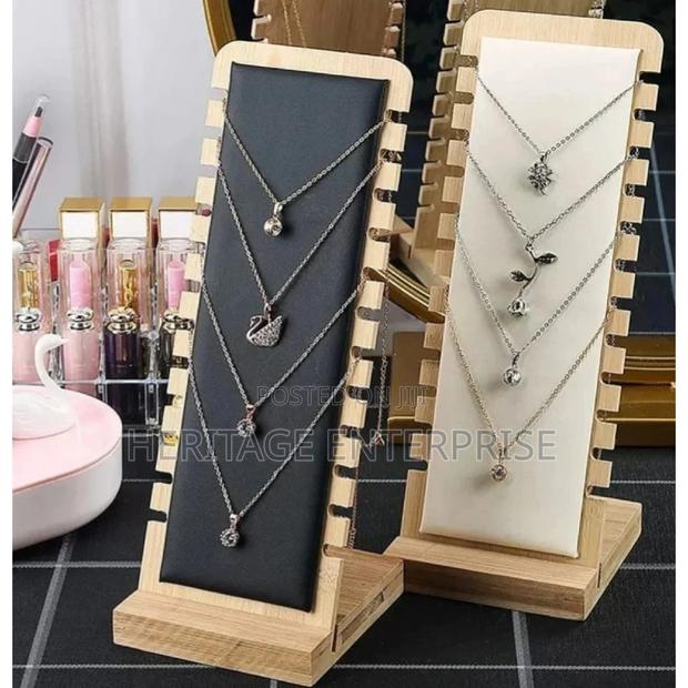 Necklace Frame Keeps Your Neckless - main view