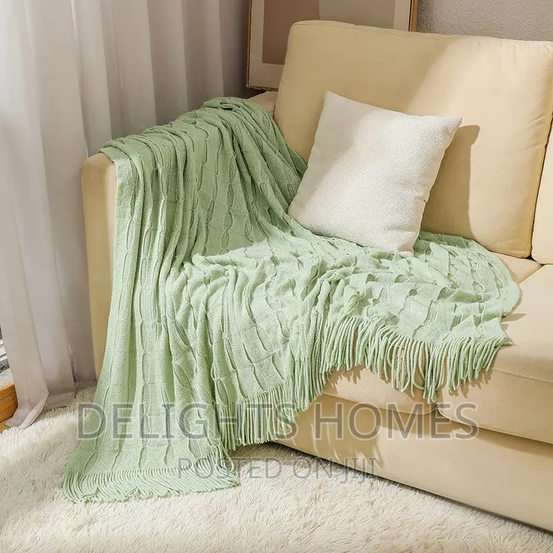 *Solid Tassel Blanket*