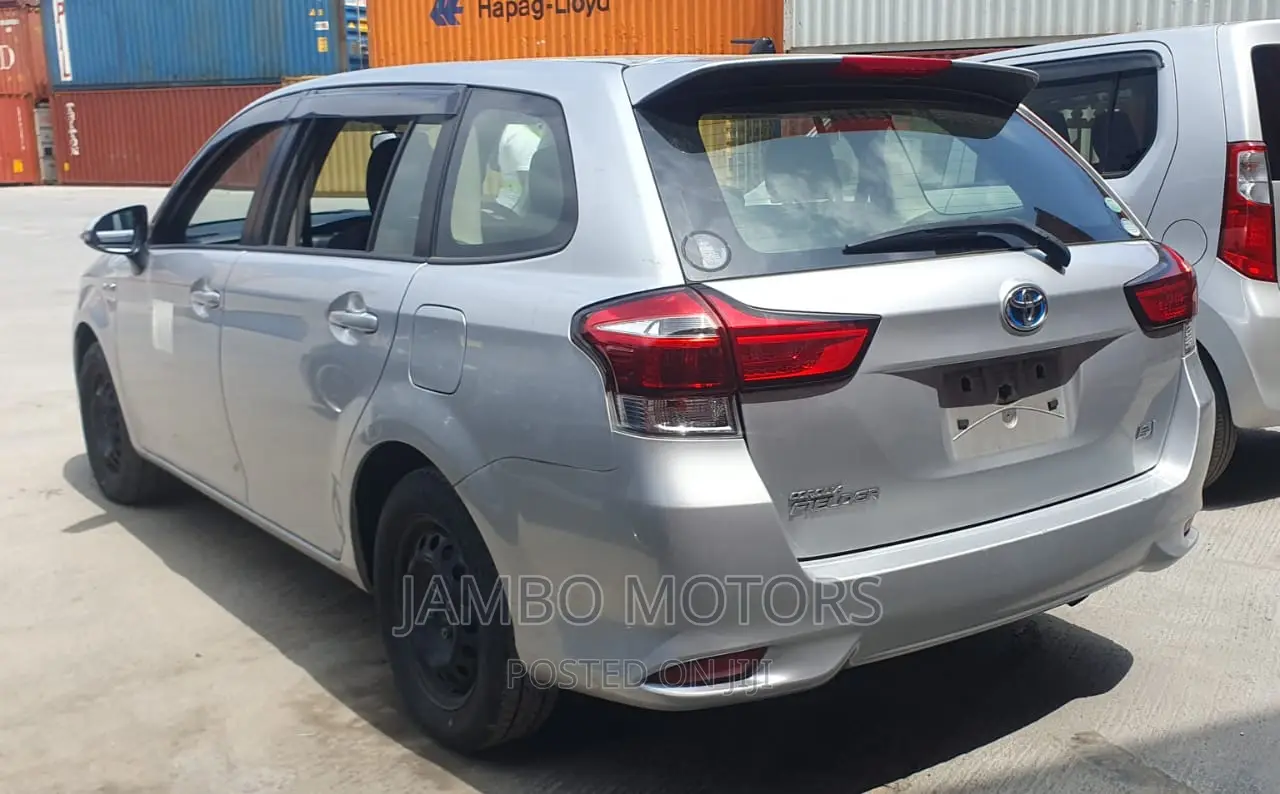 Toyota Corolla Fielder 2017 Silver