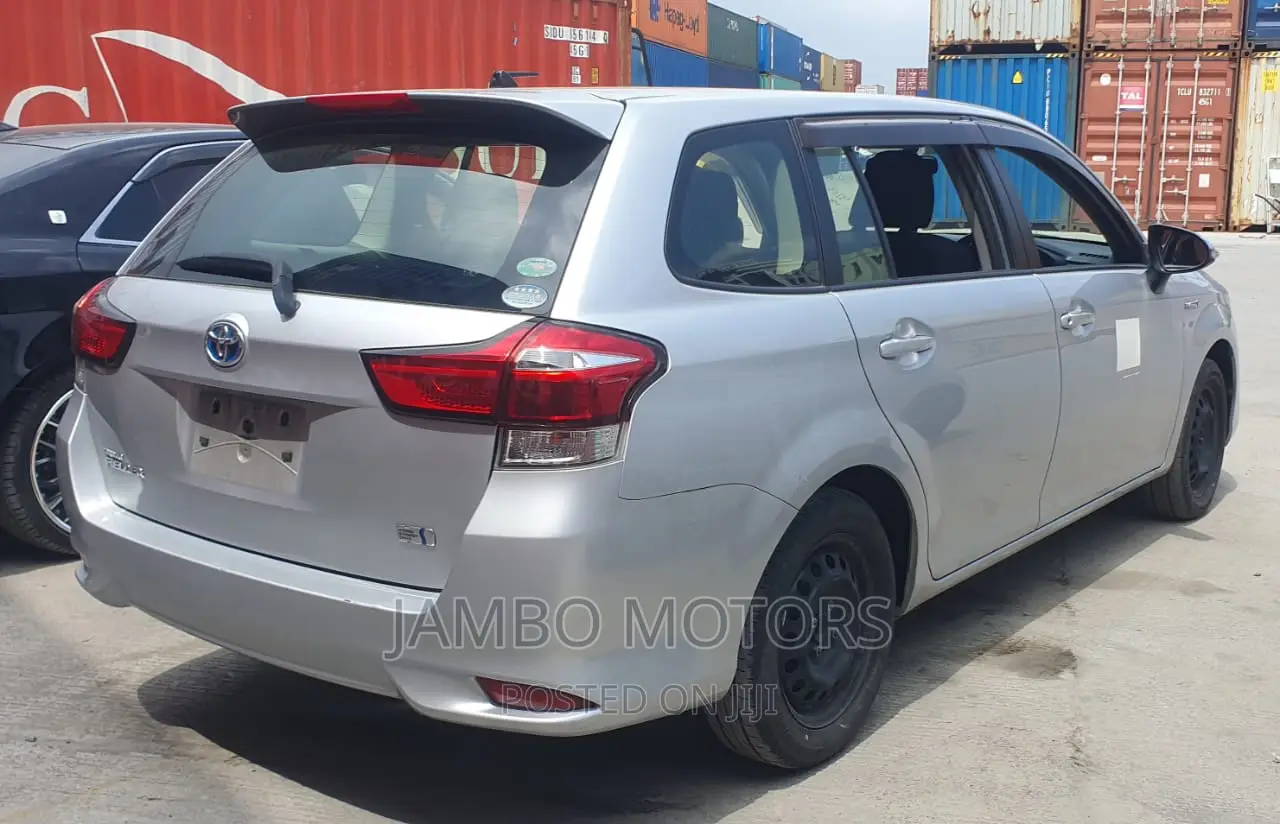 Toyota Corolla Fielder 2017 Silver