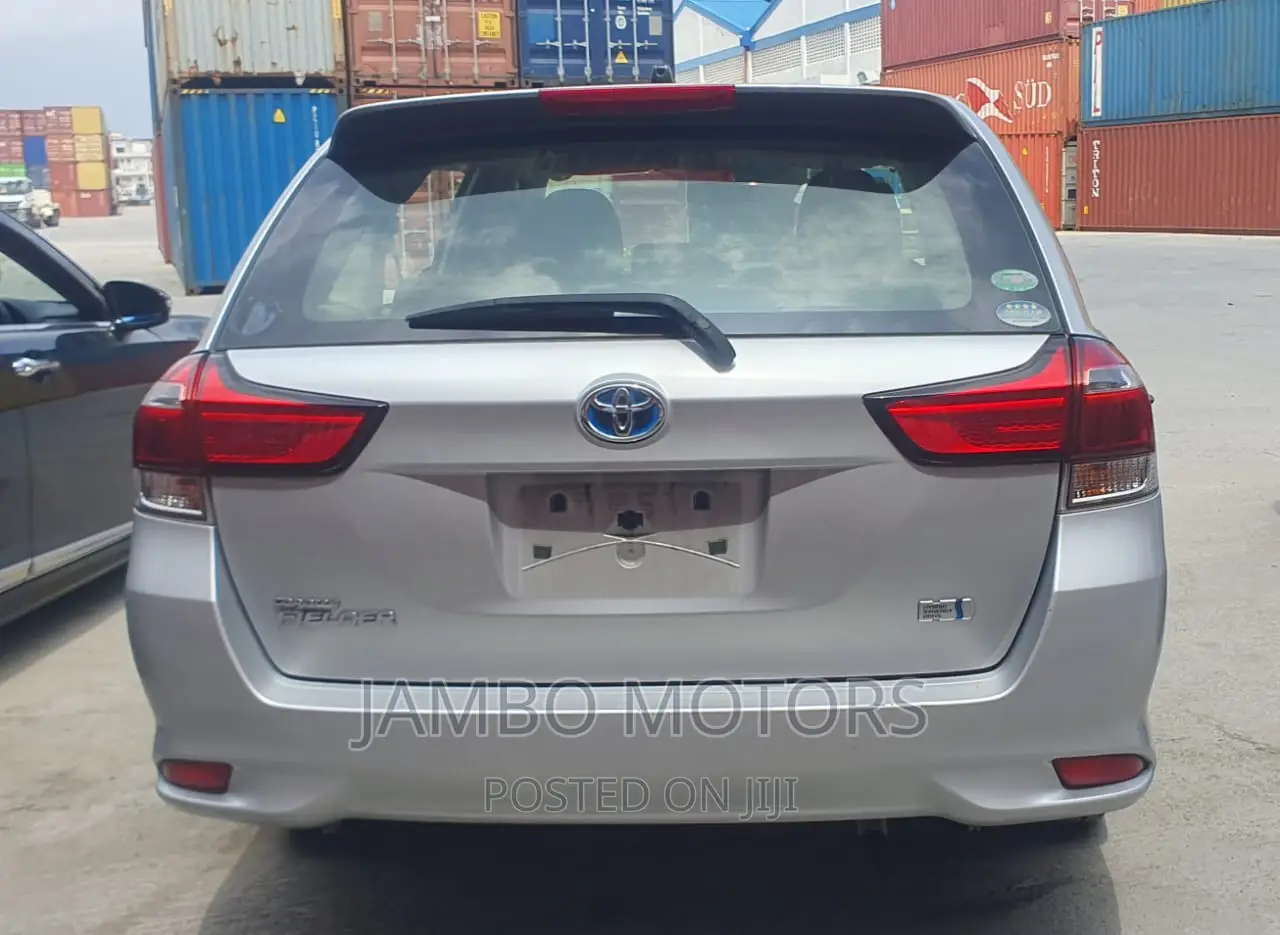 Toyota Corolla Fielder 2017 Silver