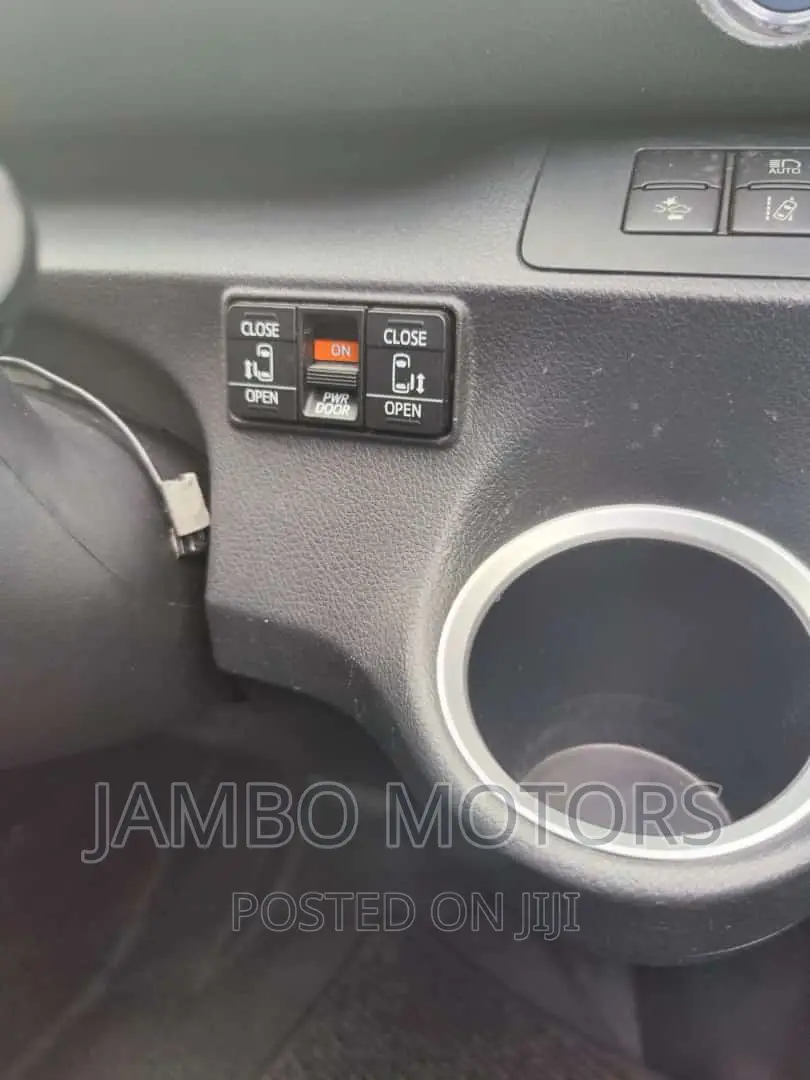 Toyota Sienta 1.5 Hybrid FWD 2017 Burgundy