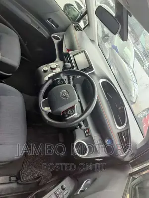 Toyota Sienta 1.5 Hybrid FWD 2017 Burgundy